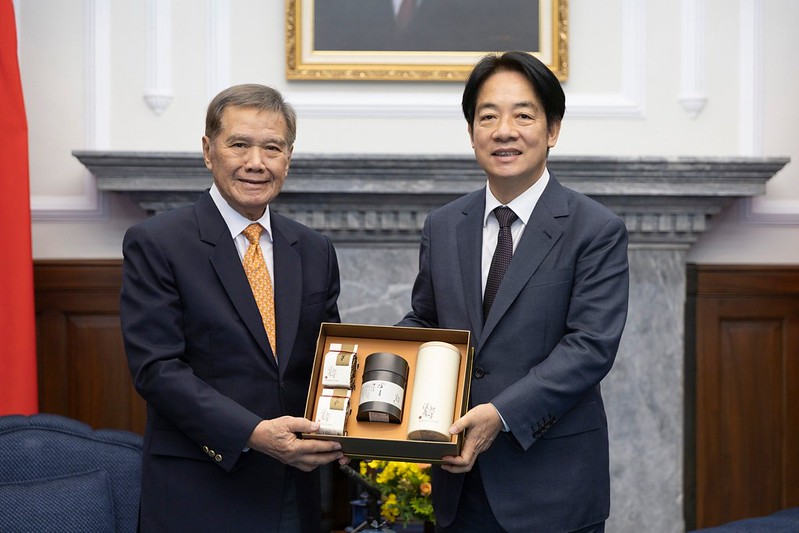 President Lai Ching-te presents former Speaker of Parliament of Singapore Abdullah Tarmugi with a gift.