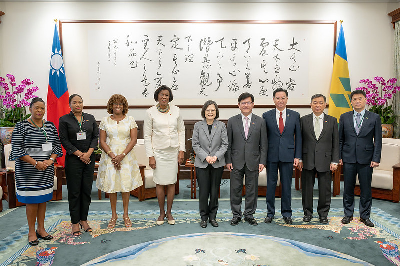 President Tsai poses for a photo with Saint Vincent and the Grenadines Governor-General Susan D. Dougan.