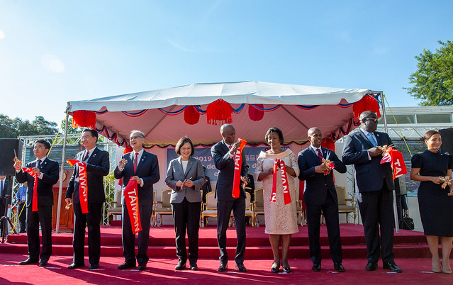 President Tsai and President Moïse cut the ribbon together to mark the opening of the Taiwan Product Exhibition.