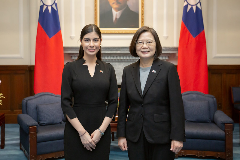President Tsai poses for a photo with new Nicaraguan Ambassador Mirna Mariela Rivera Andino.