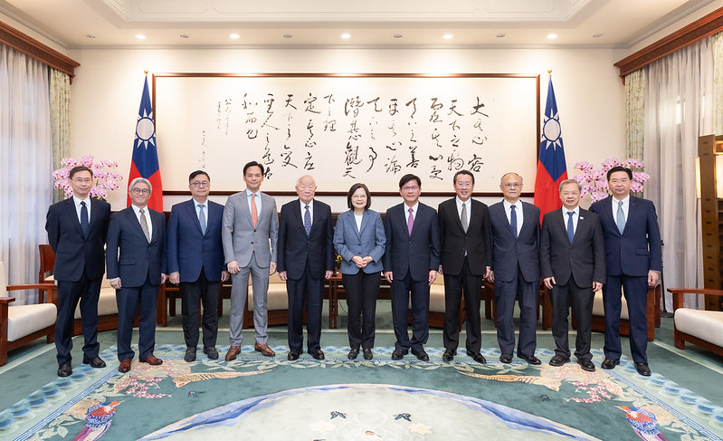 President Tsai poses for a photo with Taiwan's delegation to the 2023 APEC Economic Leaders' Meeting.