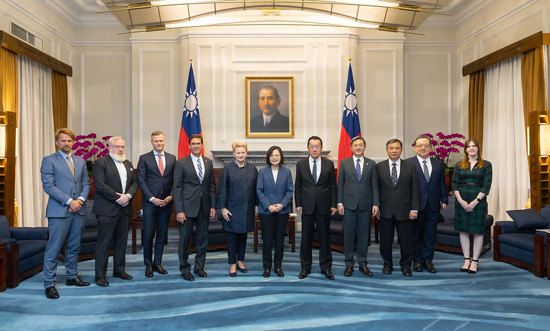 President Tsai poses for a photo with a senior delegation from the Atlantic Council.