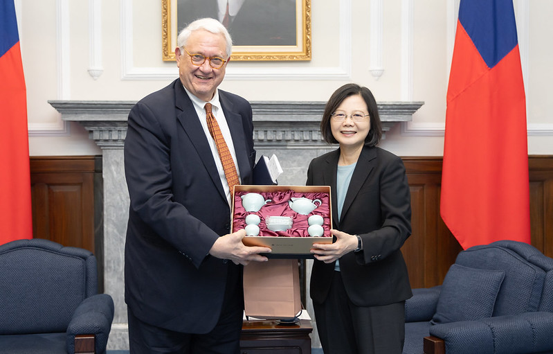 President Tsai presents President and CEO of the Center for Strategic and International Studies John Hamre with a gift.