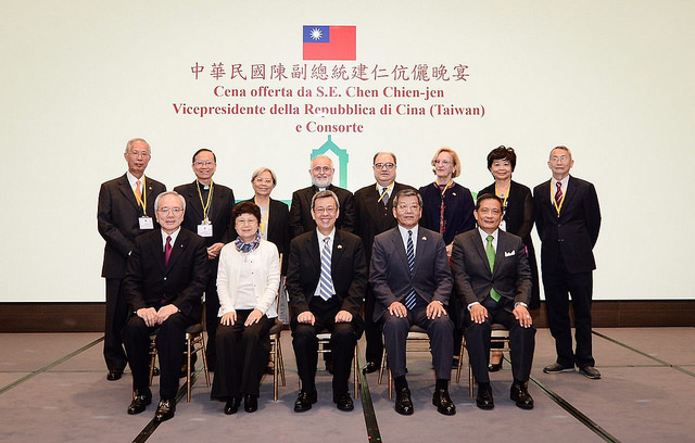 Vice President Chen and Mrs. Chen pose for a group photo with the guests attending a banquet at Vatican.