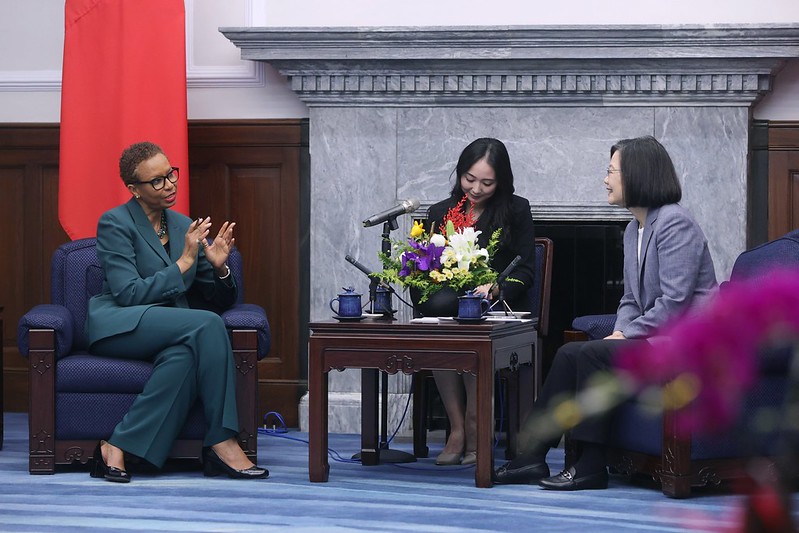 President Tsai exchanges views with Ambassador Inga Rhonda King, permanent representative of Saint Vincent and the Grenadines to the United Nations.