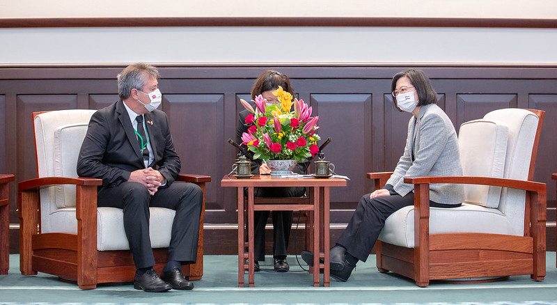 President Tsai exchanges views with President of the Chamber of Deputies of Paraguay Carlos María López López.