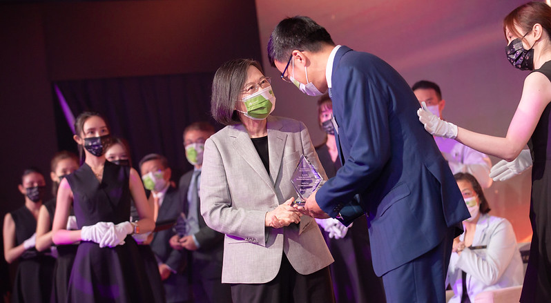 President Tsai presents a number of distinguished industry professionals with Industry Contribution Awards.