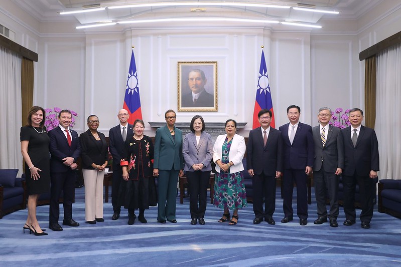 President Tsai poses for a photo with permanent representatives to the United Nations from Taiwan's allies.