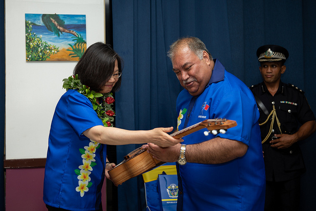 President Tsai presented President Waqa with a driftwood guitar.