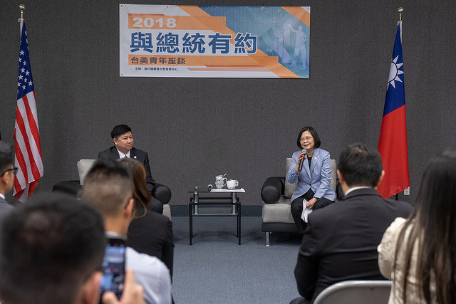  President Tsai tours the Culture Center of Taipei Economic and Cultural Office in Los Angeles, and takes part in discussions with the assembled Taiwanese-American youth.