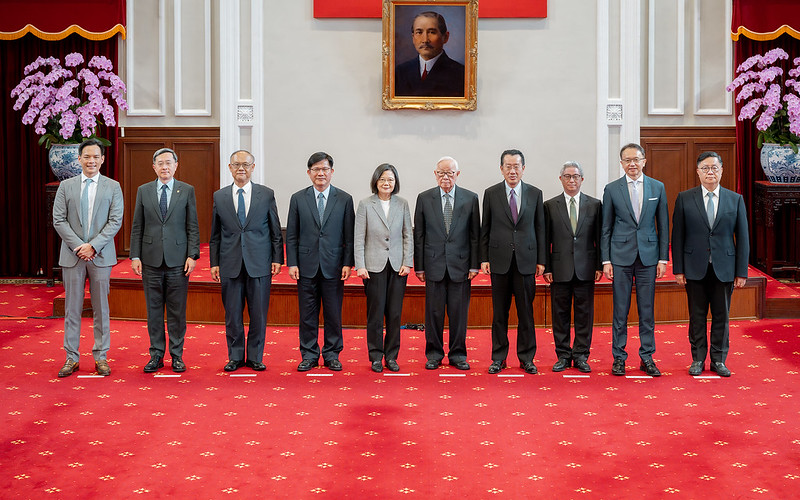 President Tsai poses for a photo with Taiwan's delegation to the 2023 APEC Economic Leaders' Meeting.