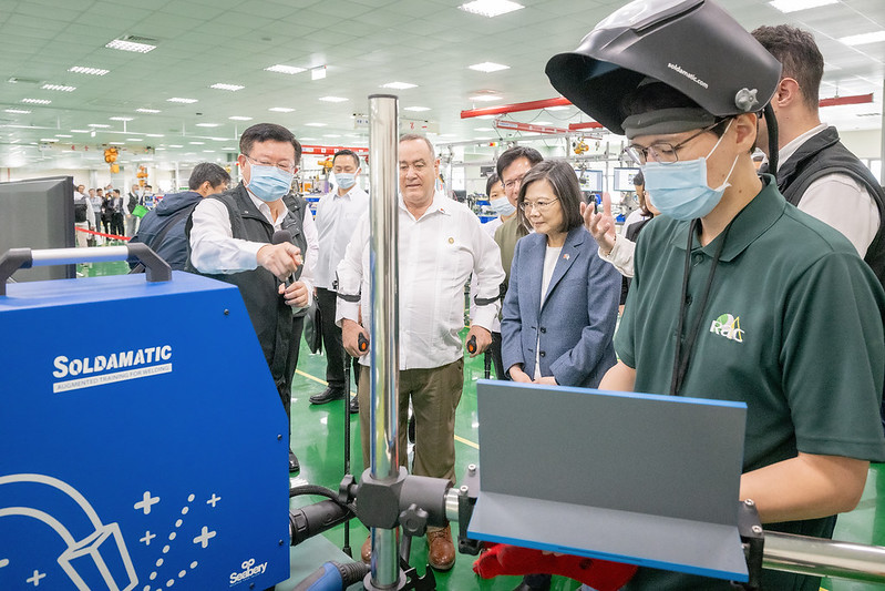 President Tsai and President Giammattei tour the factory and view an electric bus.