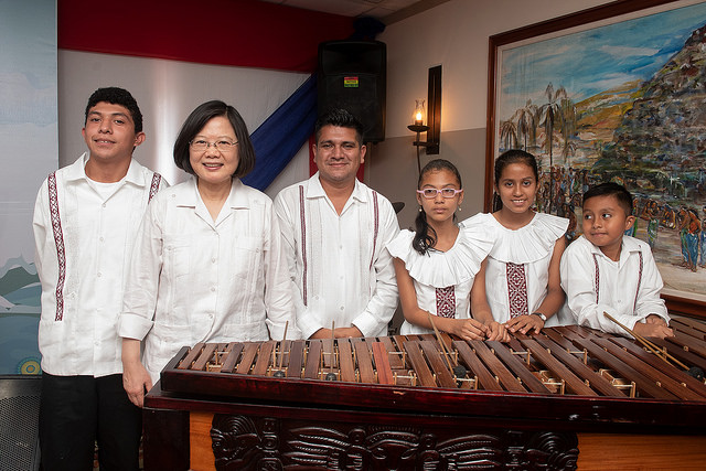 President Tsai holds a banquet for Taiwanese expatriates in Belize.