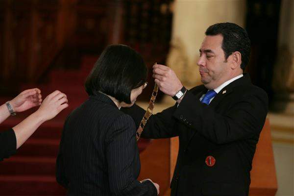 Guatemalan President Jimmy Morales confers the Order of the Quetzal in the Degree of Great Collar upon President Tsai.
