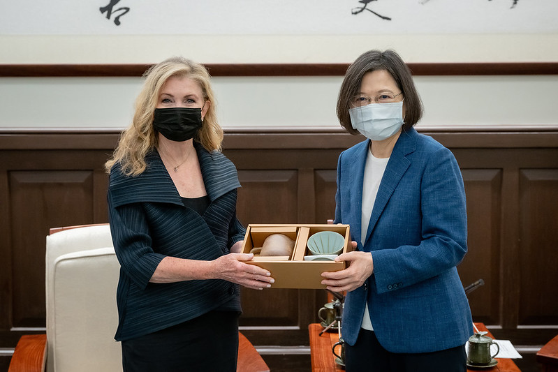 President Tsai presents US Senator Marsha Blackburn with a gift.