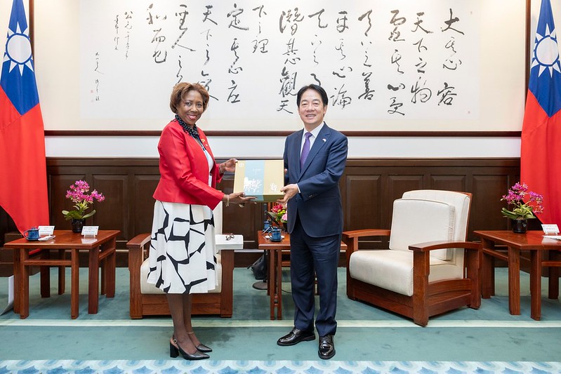 President Lai Ching-te presents Senate President Alvina Reynolds of Saint Lucia with a gift.