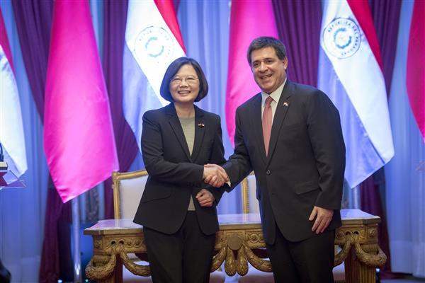 President Tsai shakes hands with Paraguay President Horacio Cartes after signing a joint declaration.