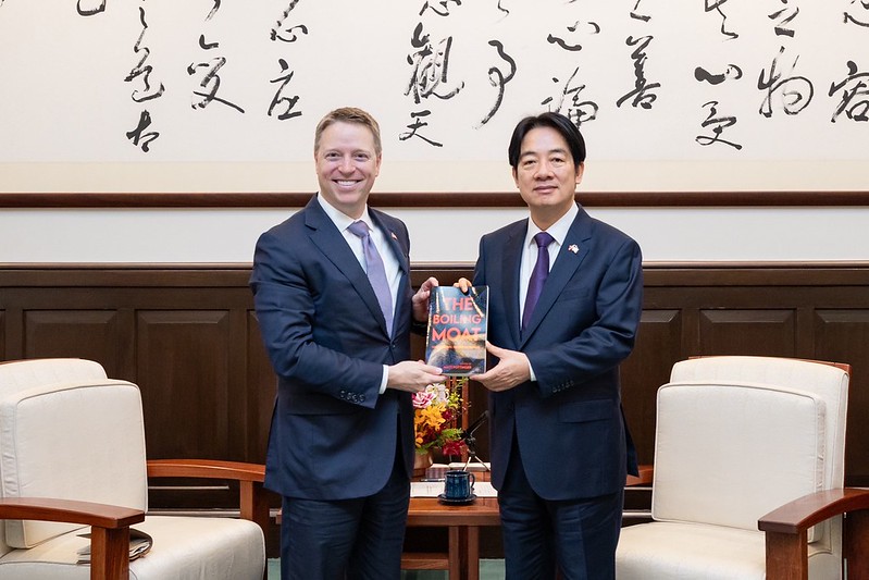 Former US Deputy National Security Advisor Matthew Pottinger presents President Lai with his new book, The Boiling Moat.