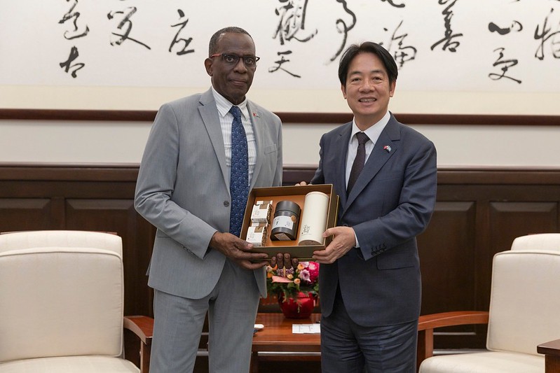 President Lai Ching-te presents Prime Minister Philip J. Pierre of Saint Lucia with a gift.