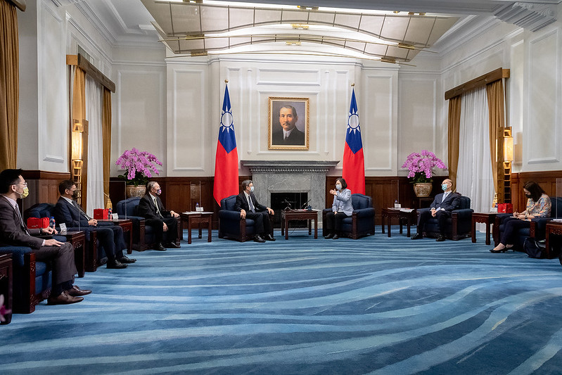President Tsai meets leaders from the Reform for Resilience Commission's Asia-Pacific Hub.