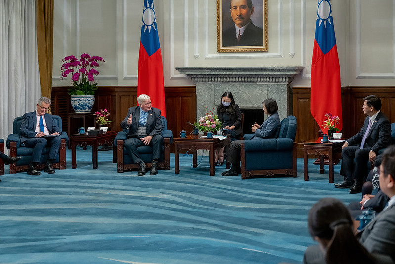 President Tsai exchanges views with Chair Stewart.