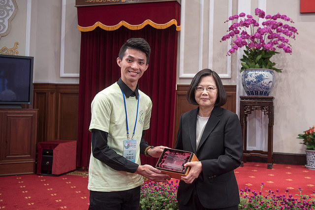 President Tsai presents a gift to a volunteer representative from the 2018 Youth Overseas Peace Corps.