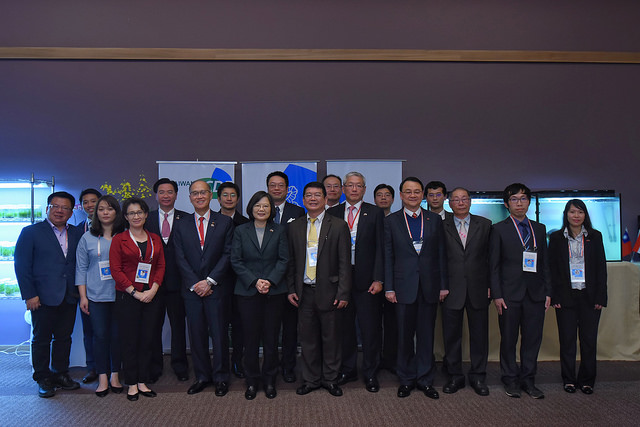 President Tsai poses for a group photo with the members of Taiwan Technical Mission in Paraguay.