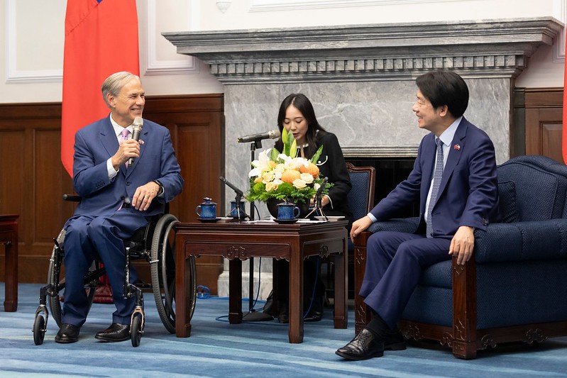 President Lai Ching-te exchanges views with Texas Governor Greg Abbott.