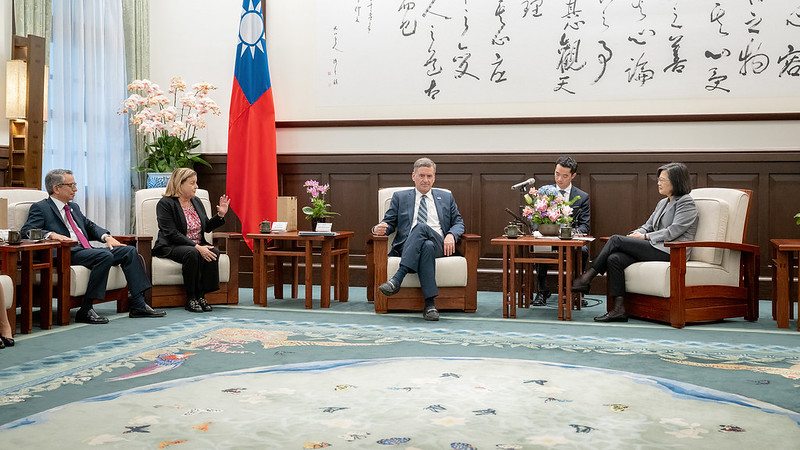President Tsai exchanges views with Ambassador Mark Green.