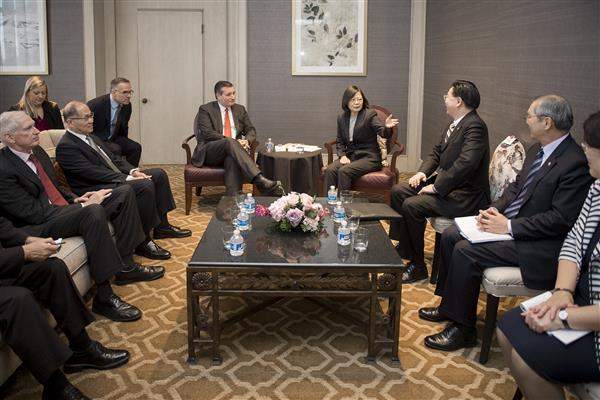 President Tsai and her national security team meet with US Senator Ted Cruz.