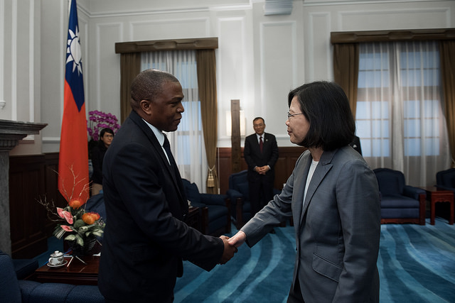 President Tsai shakes hands with Saint Lucia Senate President Andy Daniel.