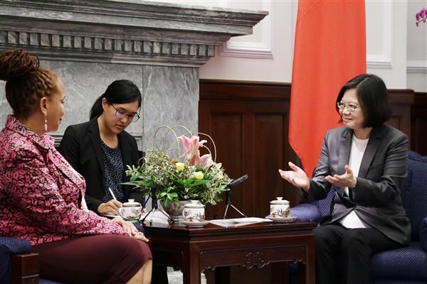 President Tsai talks with the new Belize Ambassador to the ROC Diane Haylock.