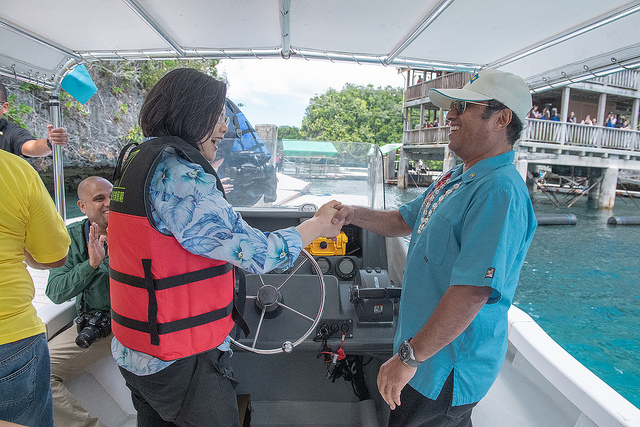 President Remengesau personally pilots the boat accompanying President Tsai to tour Nikko Bay and the Dolphins Pacific sanctuary, where she learns about Palau's progress in ecological conservation.