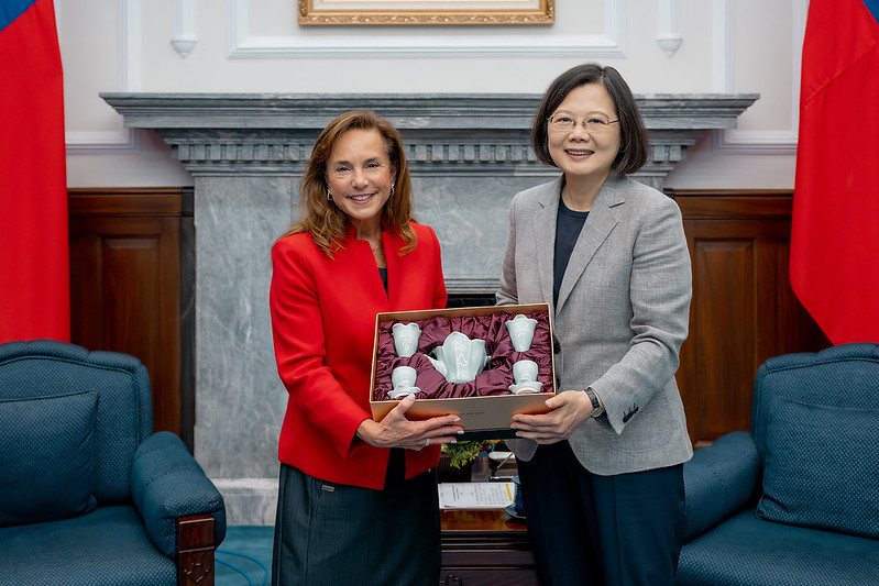 President Tsai Ing-wen presents US Representative Lisa McClain, secretary of the House Republican Conference, with a gift.