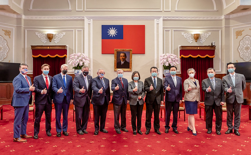 President Tsai poses for a photo with a senior congressional delegation from the United States.