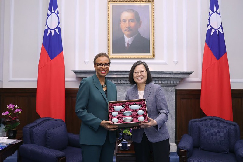 President Tsai Ing-wen presents Ambassador Inga Rhonda King, permanent representative of Saint Vincent and the Grenadines to the United Nations, with a gift.