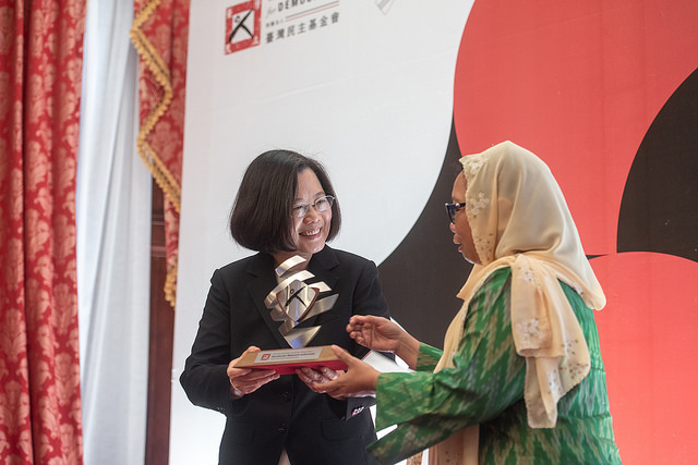 President Tsai presents the 13th Asia Democracy and Human Rights Award to Gusdurian Network Indonesia National Coordinator Alissa Wahid.