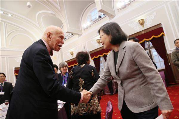 President Tsai shakes hands with Professor Jerome A. Cohen at New York University School of Law, a member of the international review committee for the Second National Reports of the ICCPR and the ICESCR.