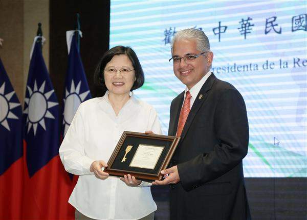 President Tsai receives a key to the city from Panama City Mayor Jose Isabel Blandon.