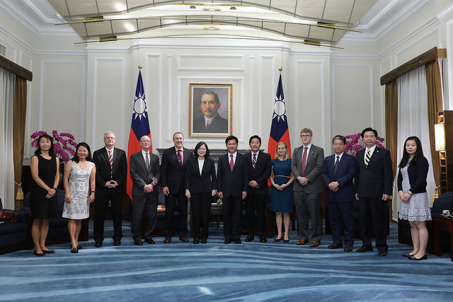 President Tsai takes a group photo with the scholars and experts attending the forum.