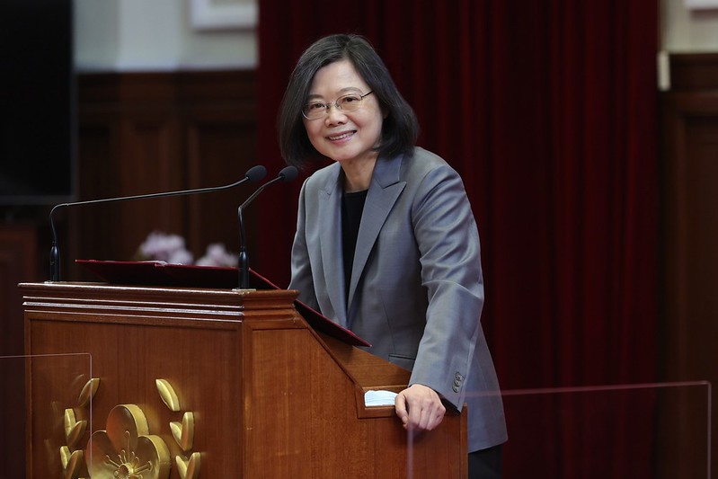 President Tsai delivers remarks during a meeting with the winners of 2021 Golden Merchant Awards.