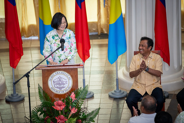 President Tsai meets Palau President Remengesau, tours Palau National Congress