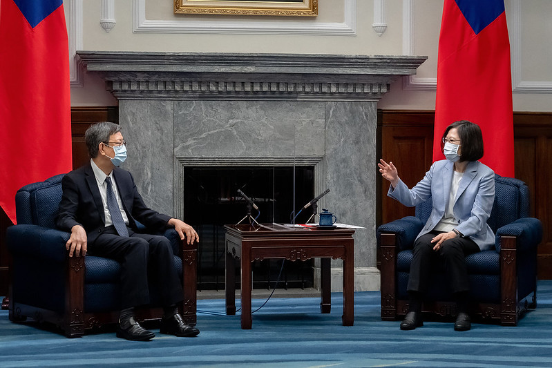 President Tsai exchenges views with Reform for Resilience's Asia-Pacific Hub Commissioner former Vice President Chen Chien-jen.
