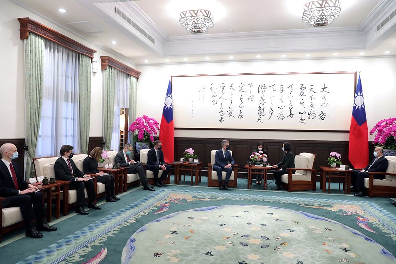 President Tsai meets with British Office Taipei Representative John Dennis.