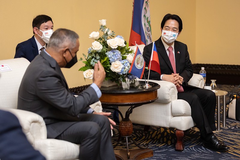 Vice President Lai exchanges views with Belize Prime Minister John Briceño.