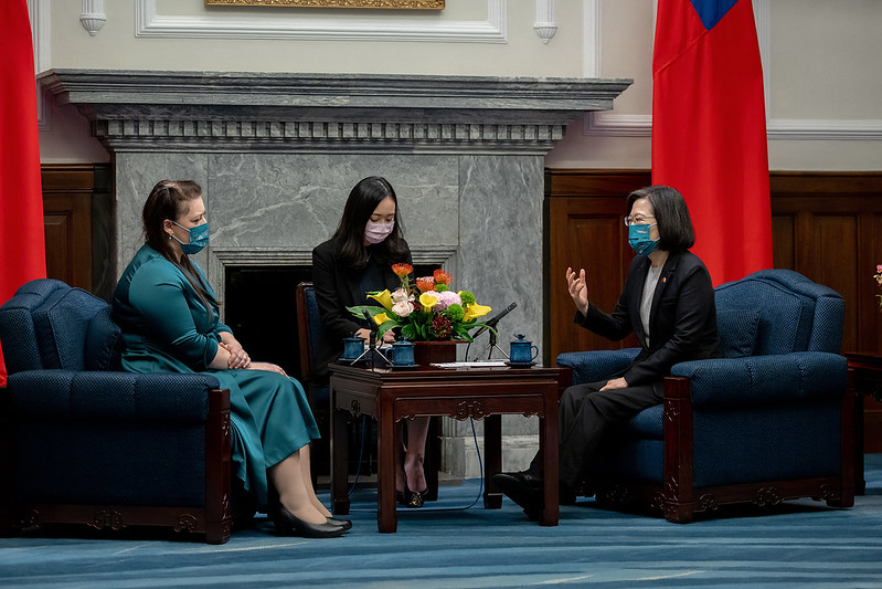 President Tsai exchanges views with Chair of the UK House of Commons Foreign Affairs Committee Alicia Kearns.