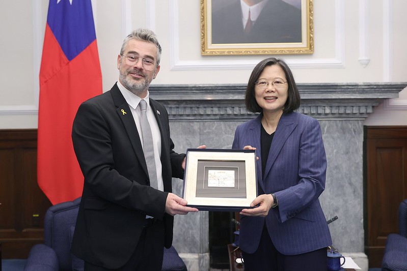 President Tsai Ing-wen presents Chair of the Knesset Taiwan friendship group Boaz Toporovsky with a gift.