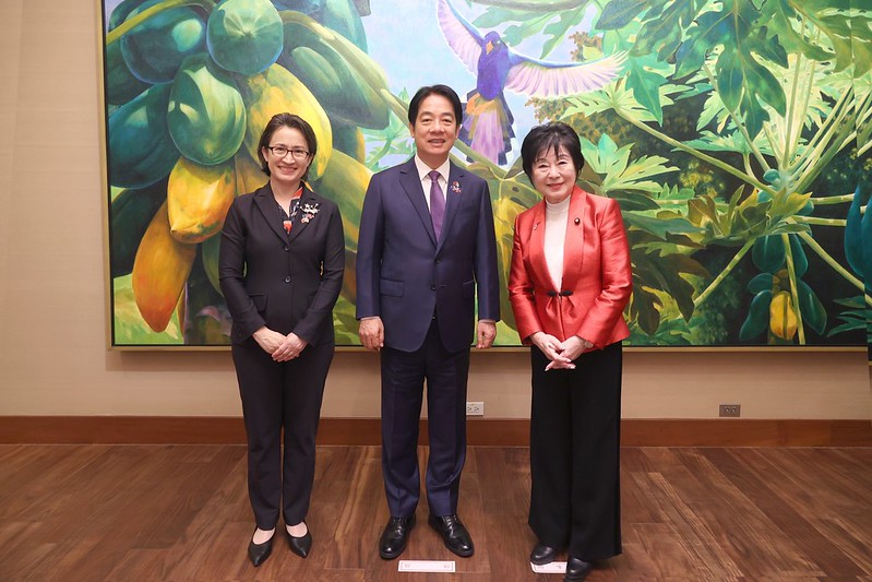 President Lai and Vice President Hsiao pose for a photo with former Japanese House of Councillors President Santo and Akiko.