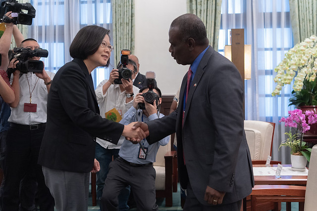 President Tsai shakes hands with Jeremiah Manele, Minister of Foreign Affairs and External Trade of the Solomon Islands.