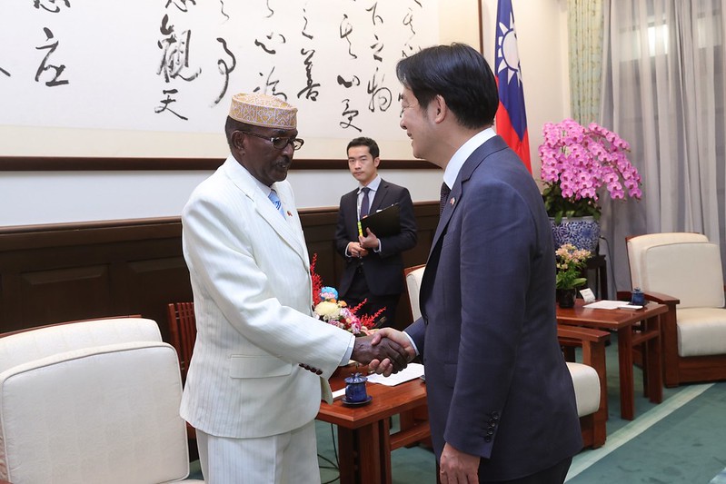 President Lai Ching-te shakes hands with First Deputy Speaker of the House of Elders Said Jama Ali.
